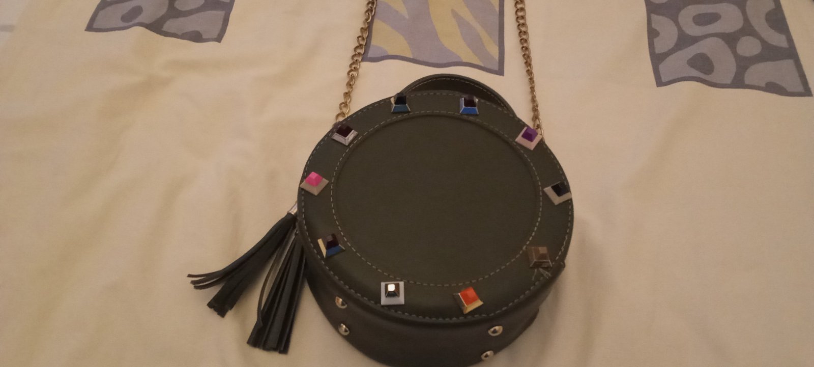 Sac rond bandoulière original avec détails strass et pompon