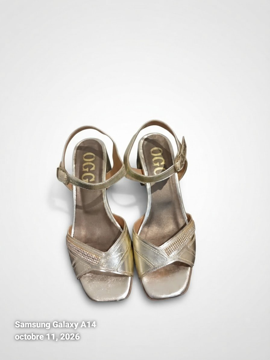 Sandales dorees avec des strasses 