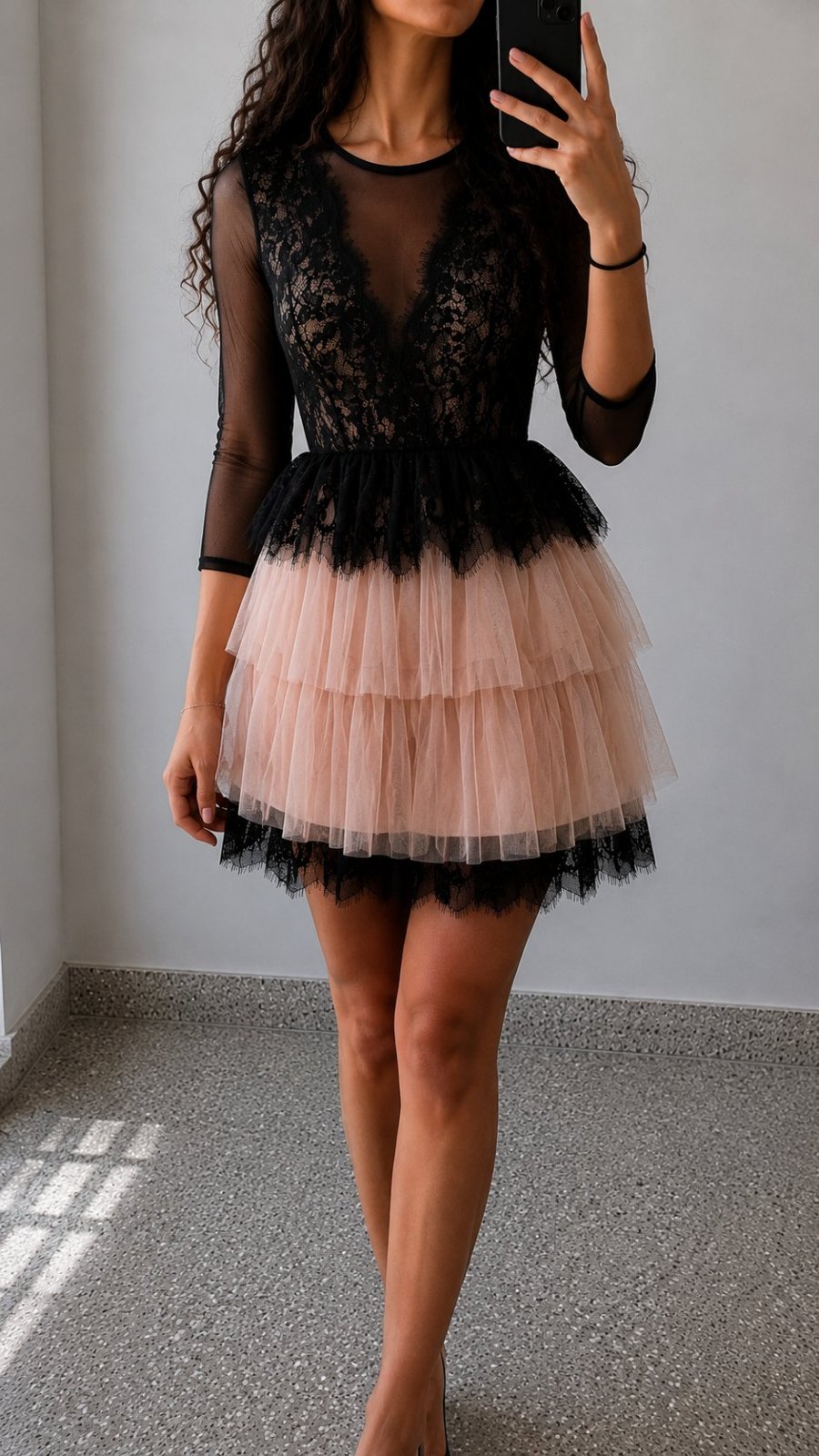 Robe en dentelle noire et tulle rose poudré à deux volants
