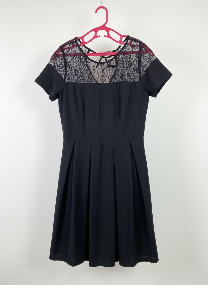 Robe noire avec dentelle