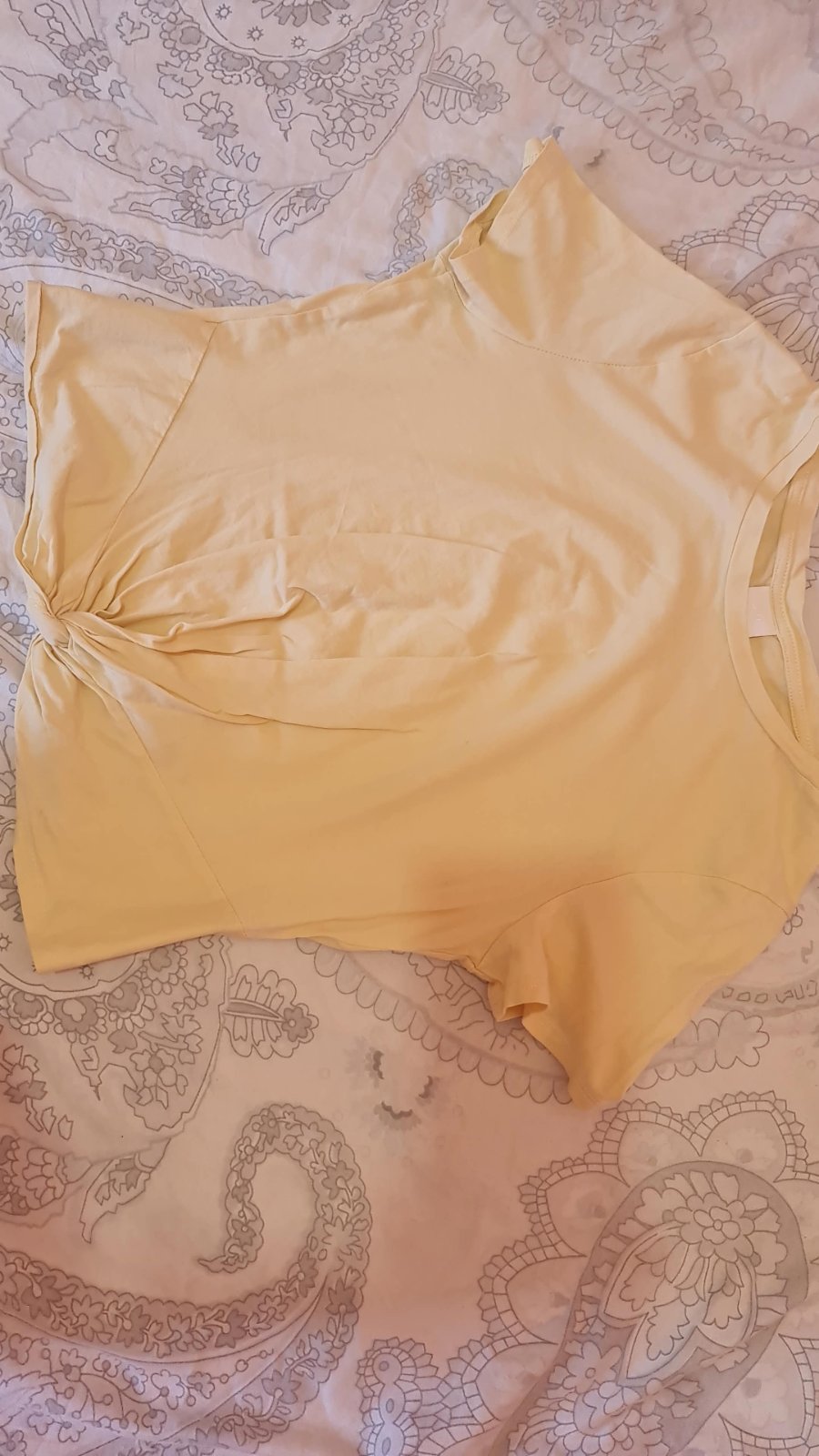 T-shirt jaune pastel avec nœud sur le côté