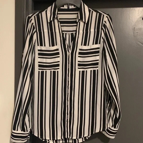 Chemise de ville à rayures verticales blanche et noir 