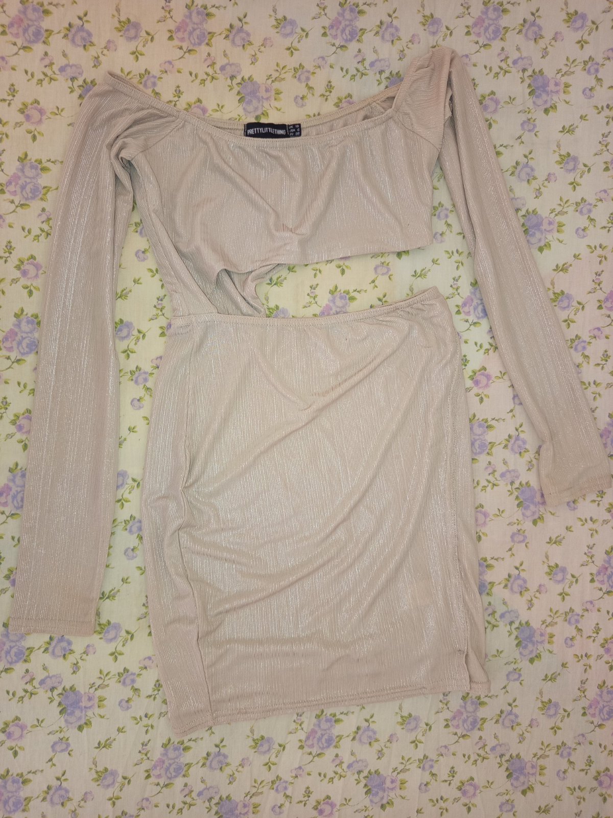 فستان PrettyLittleThing (Nude) عصري - تصميم Cut-out جذاب