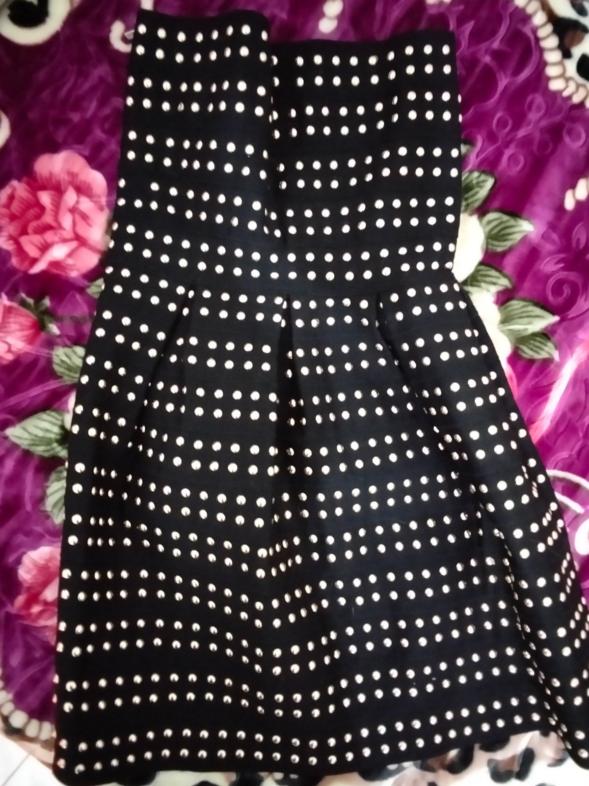 Robe de soirée coquette  les boutons en métal doré 