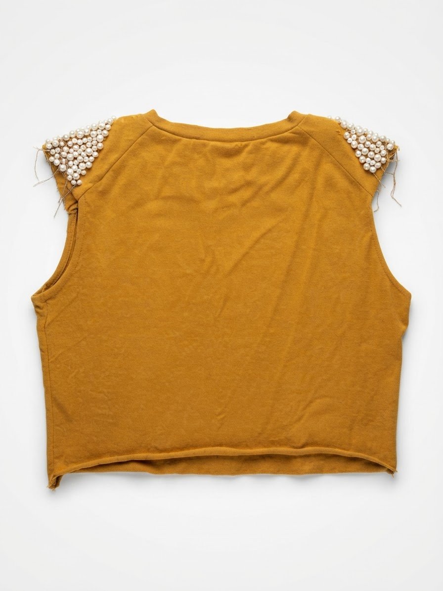 Crop top en moutarde avec des perles sur les maches
