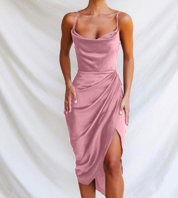 Robe de couleur lilac avec fente et des pincettes au niveau des hanches 