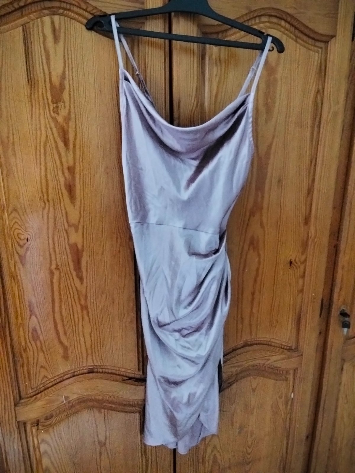 Robe de couleur lilacavec fente et fes pincettes au niveau des hanches 
