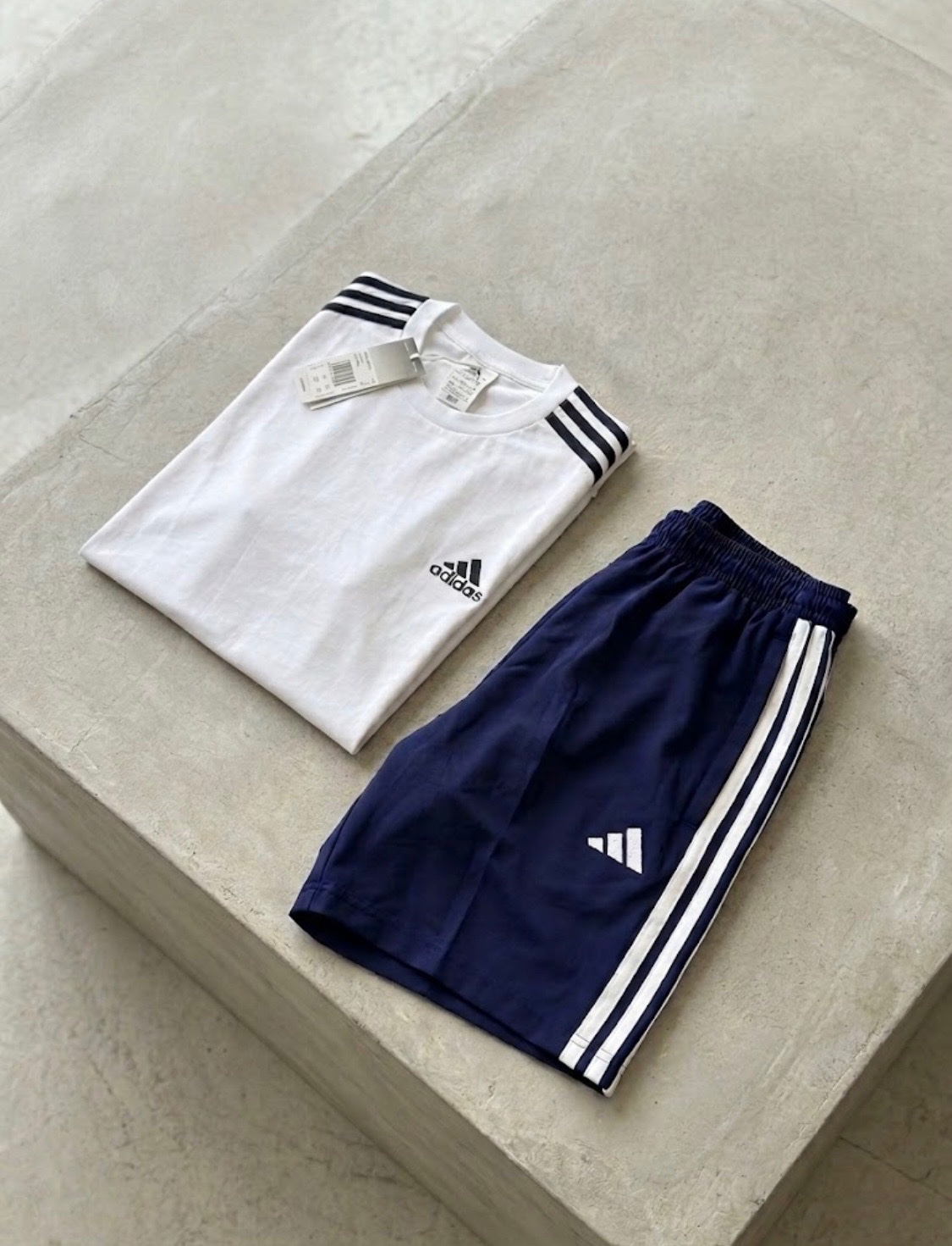 Ensemble Adidas T-shirt blanc et short bleu marine