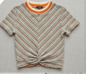 Haut tricoté court à rayures colorées et effet croisé