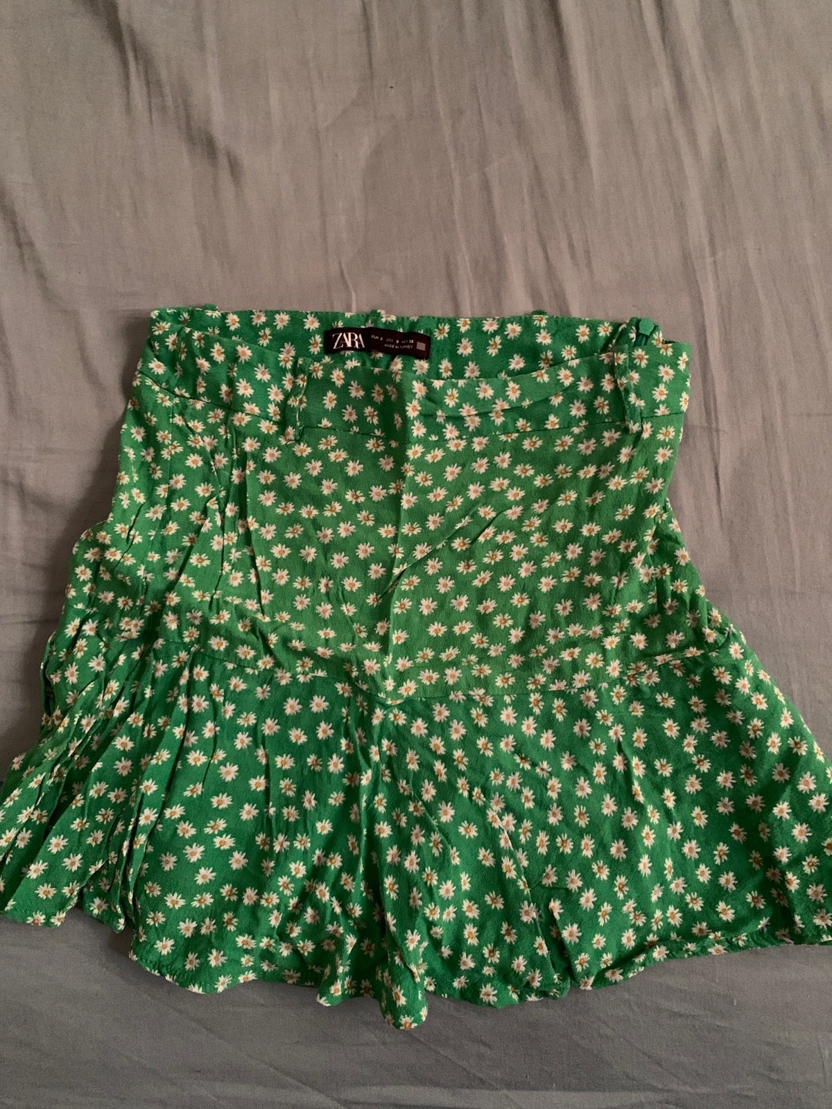 Short jupe  Zara vert à fleurs marguerites