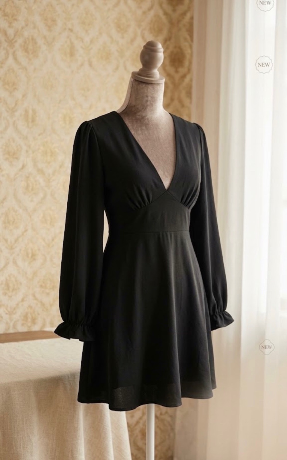 Superbe robe courte noire à manches longues – Chic & Élégante