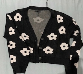 Gilet court noir à fleurs blanches style streetwear