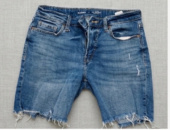 Short en jean bleu avec bords effilochés