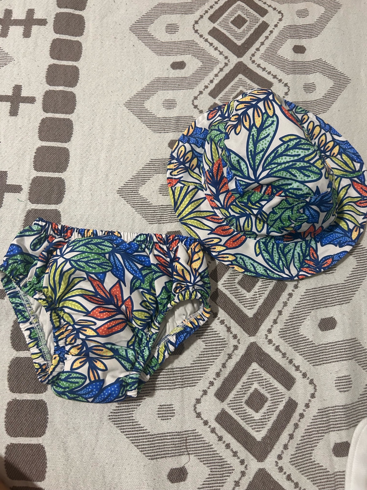 Culotte du plage et chapeau bb