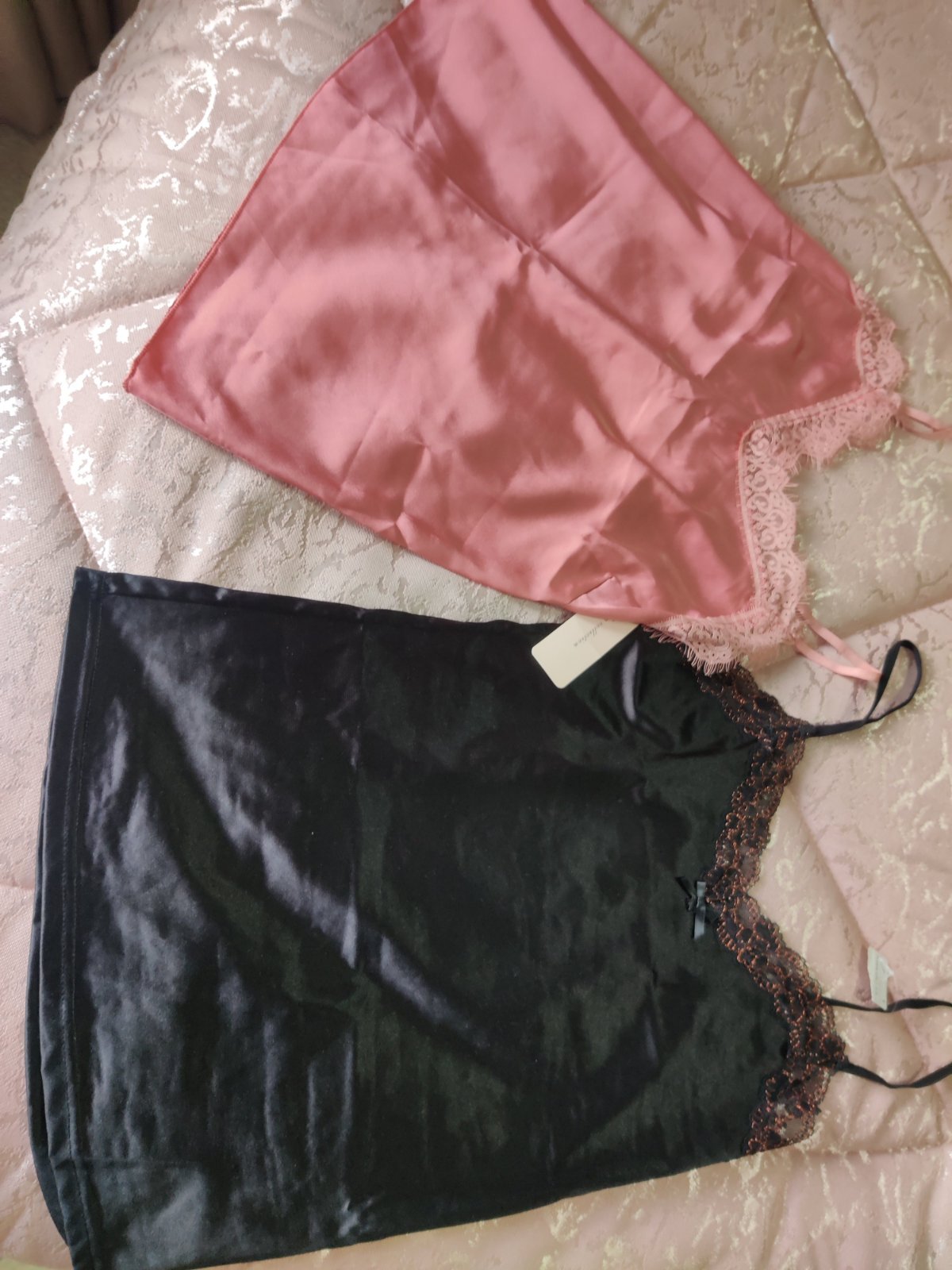 Deux jolies hauts ❤️ rose et noir