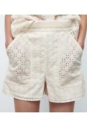 Short zara à broderies anglaises neuf