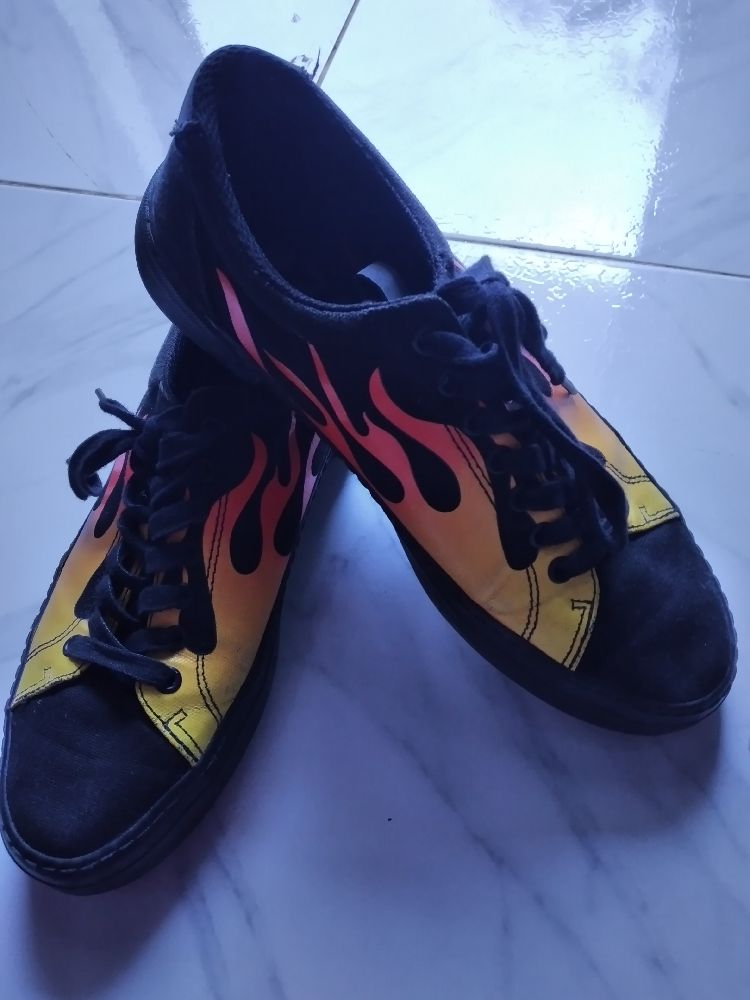 Basket pointue  39 noir et rouge 