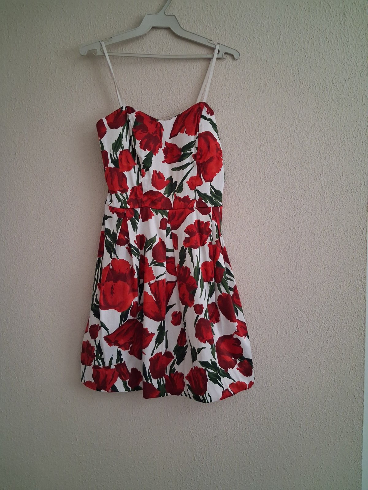 Robe avec des fleurs taille M trés jolie 