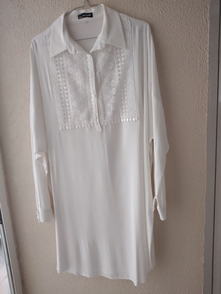chemise blanche trés jolie taille 2 marque myna