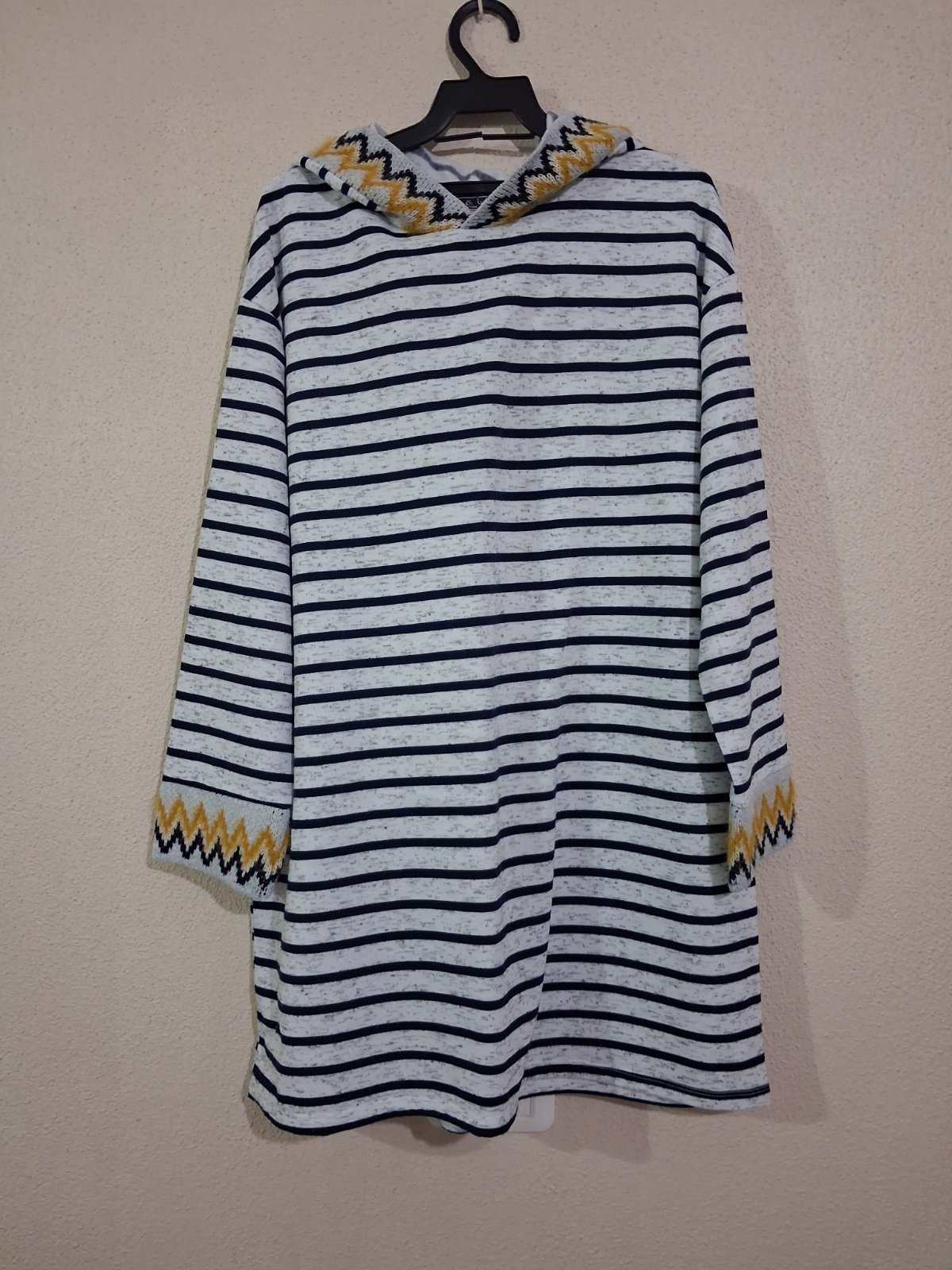 Pull taille XL avec capuche  