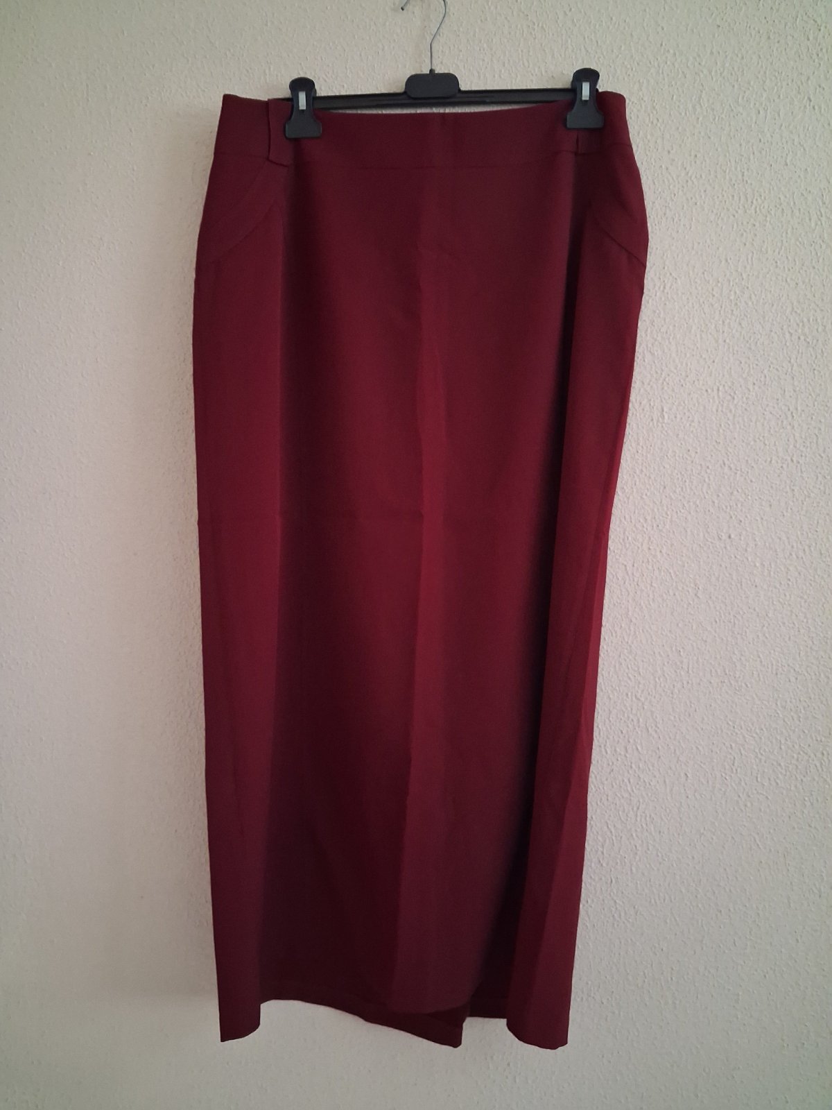 Jupe droite longue rouge taille 46 marque rosella trés trés jolie pour femme voilée neuve jamais porté 