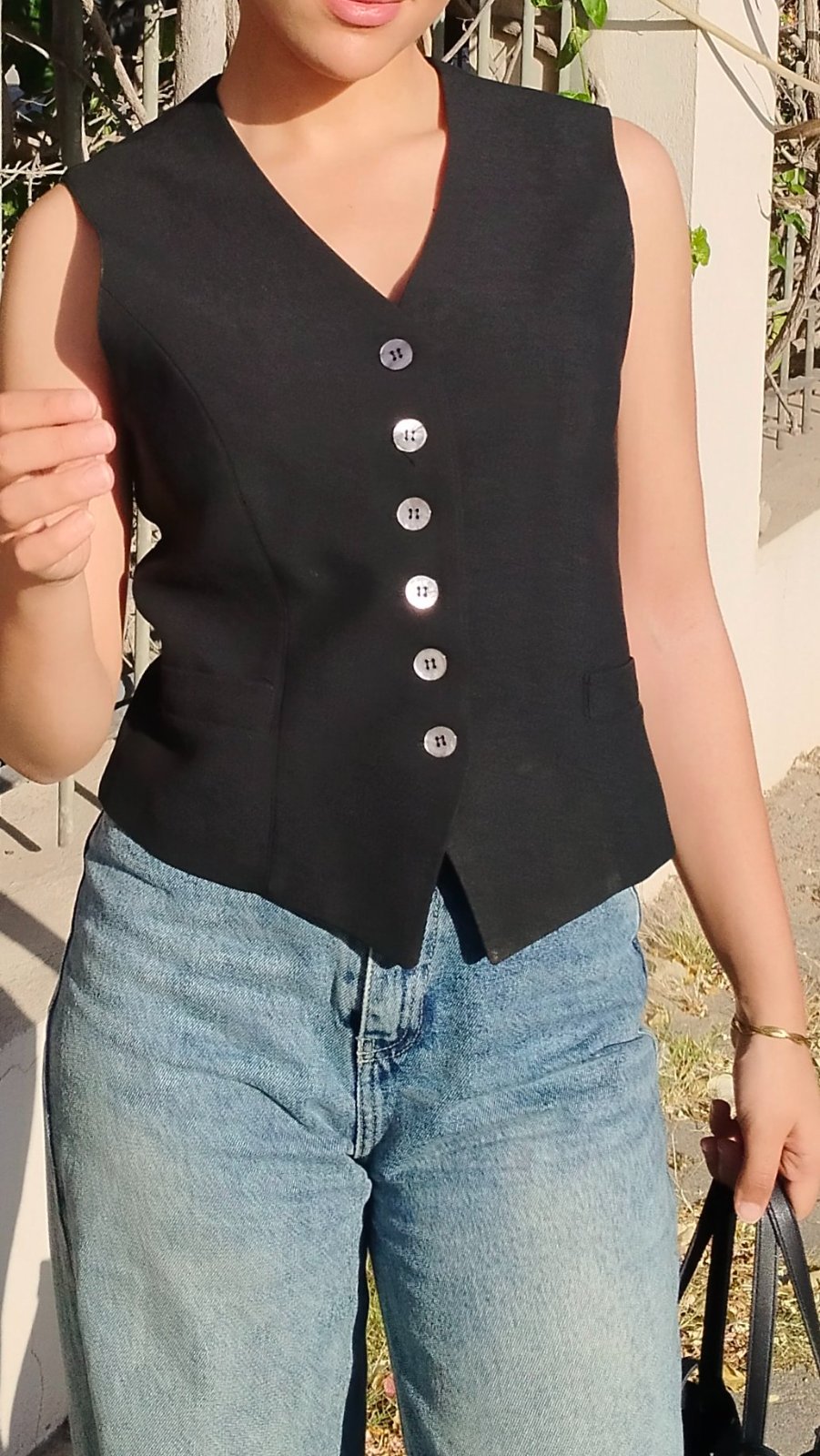 Gilet noir boutonné style tailleur – coupe ajustée