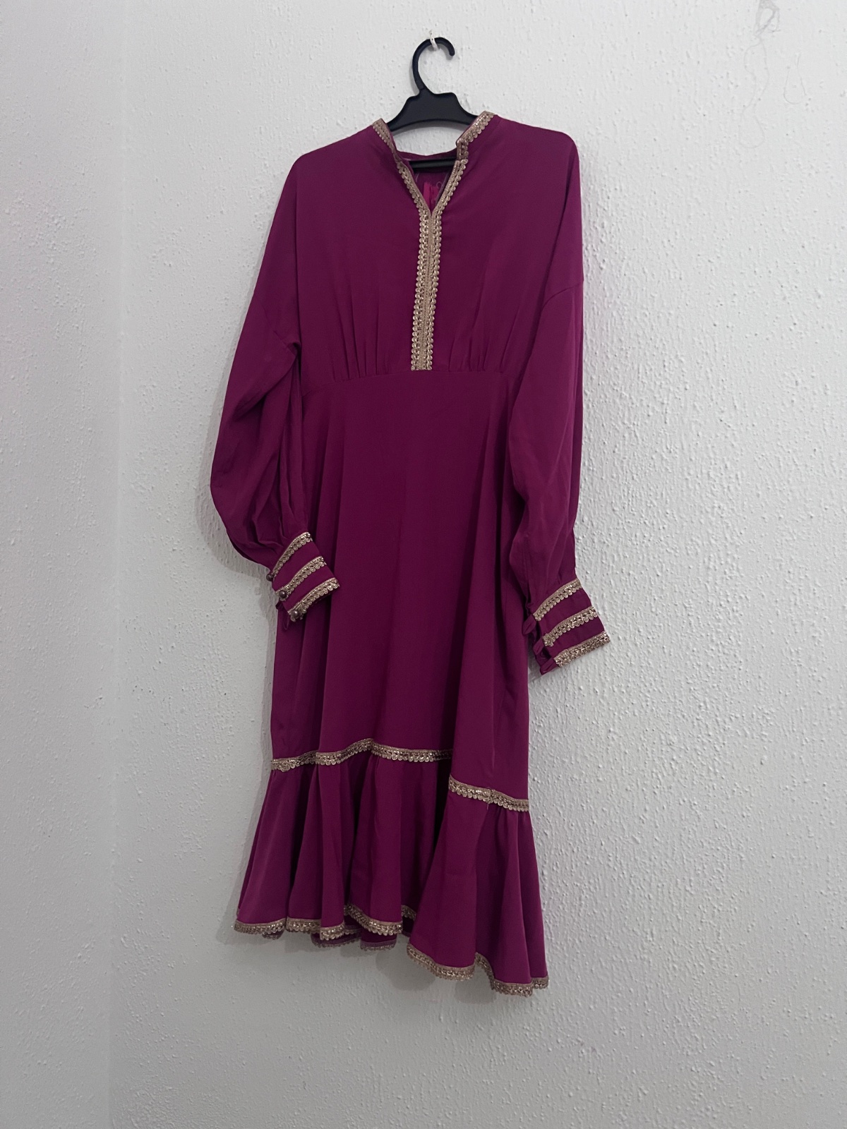 Robe élégante couleur fuchsia avec finitions dorées 