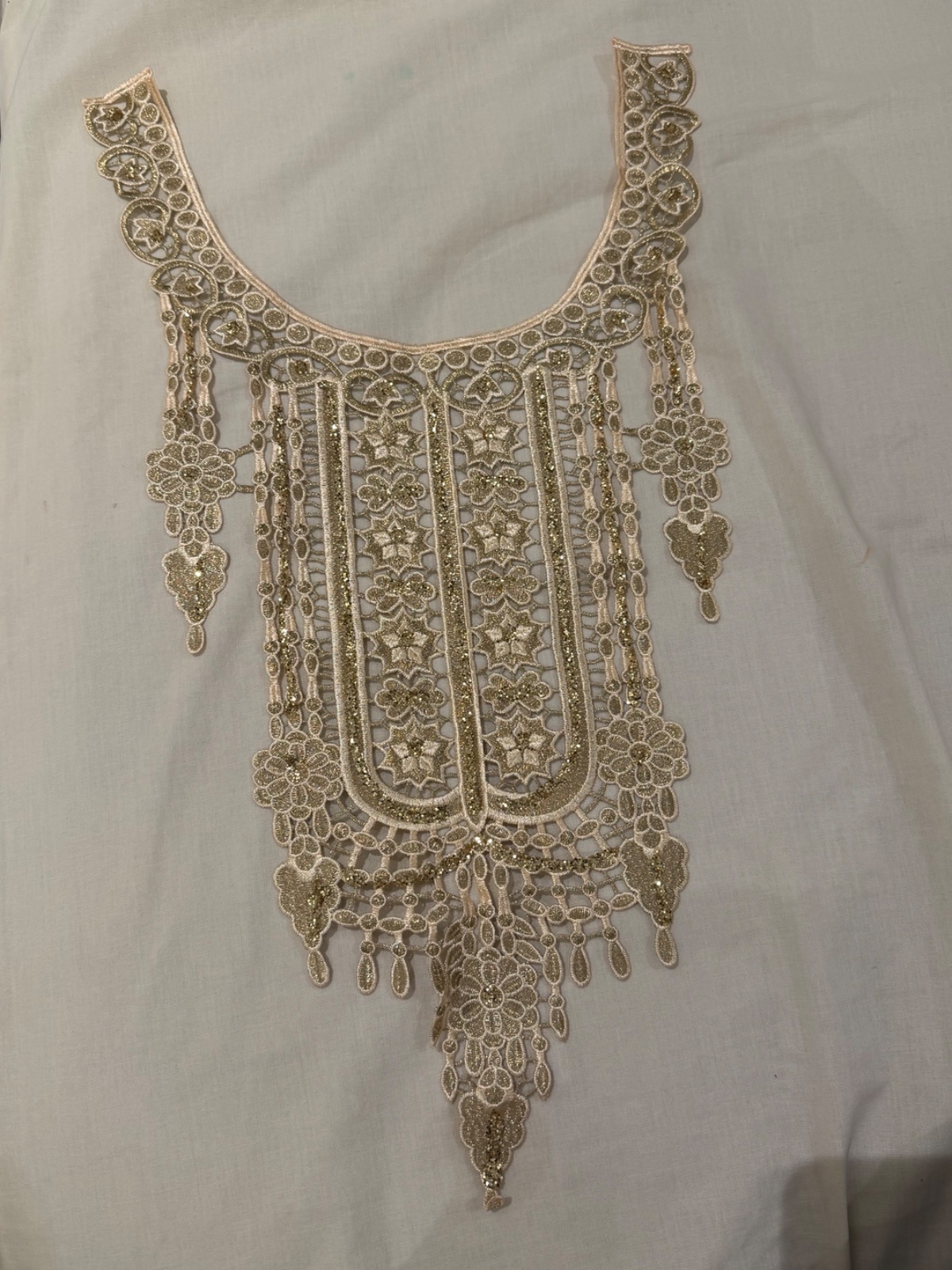 Motifs ornement de décolleté en dentelle brodée dorée