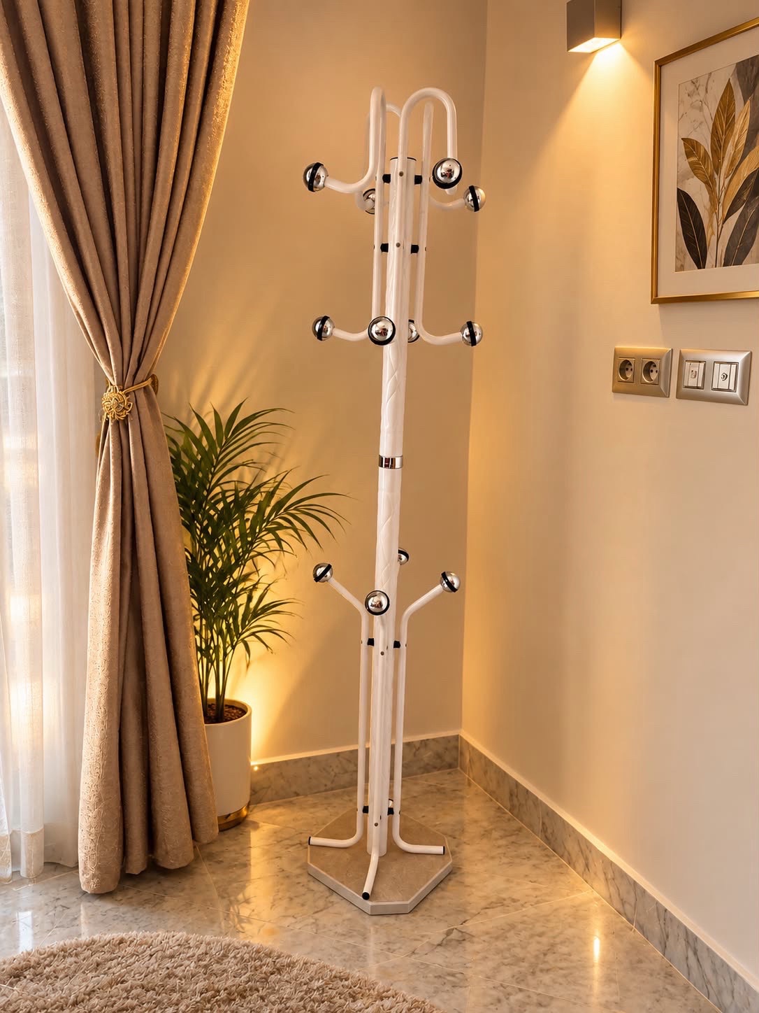 Porte-manteau sur pied design, blanc et chromé, avec plusieurs patères. Élégant, moderne et pratique.