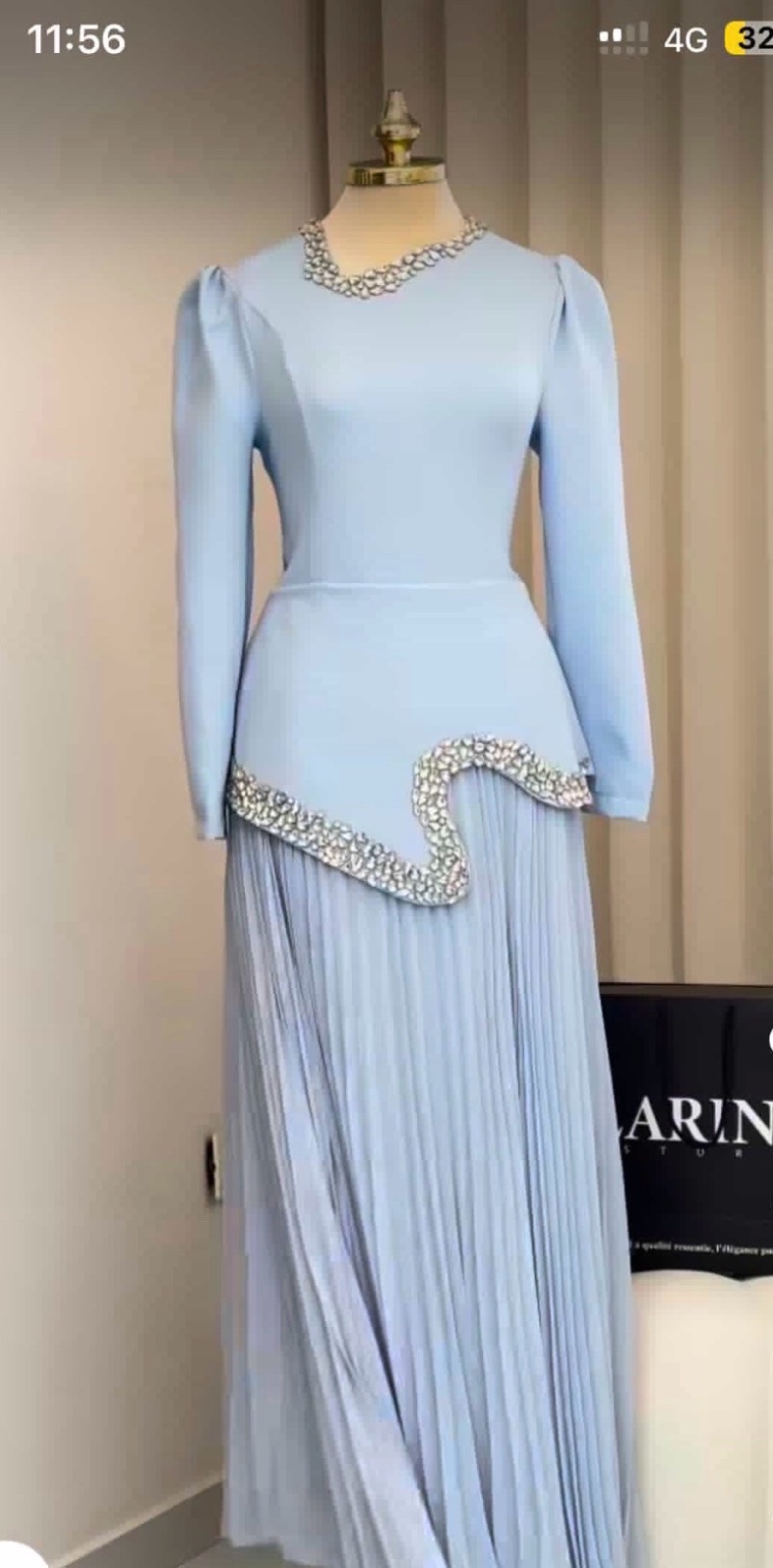 Tres belle robe soiree de larine store porte une seule fois