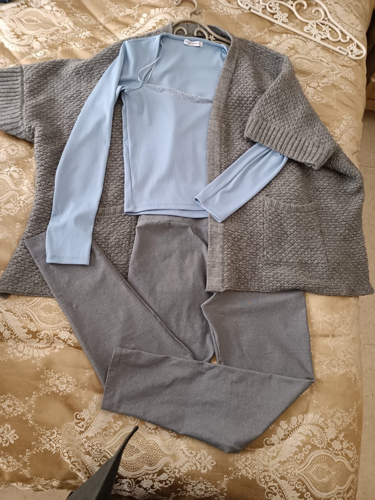 Je vends cet outfits pour un prix imbattable 