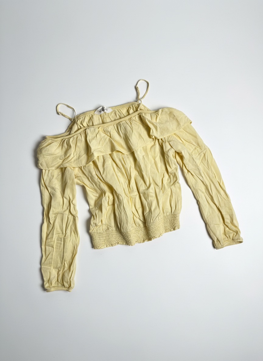 Top jaune pastel avec epaules denudees