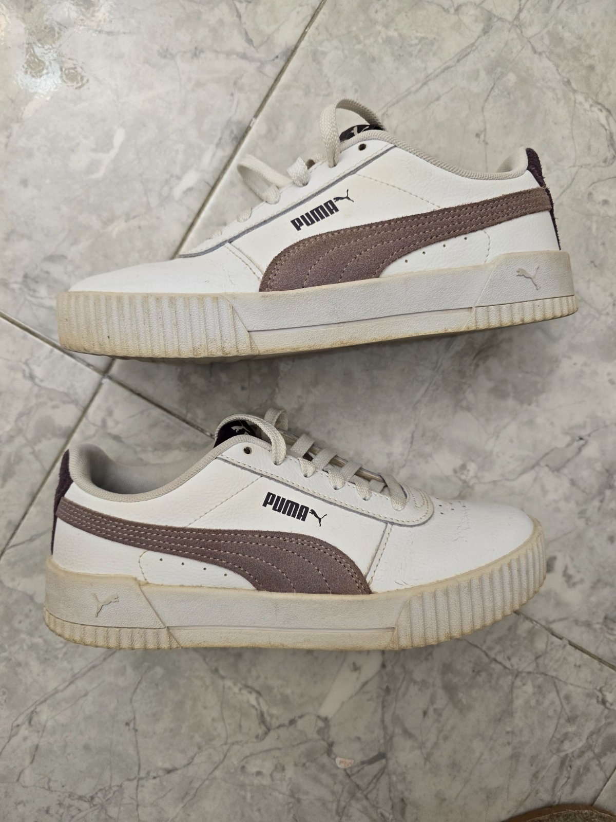 Une paire de basket un peu usée 