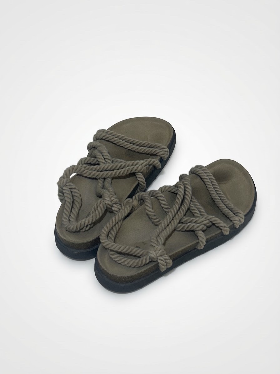 Sandals pull and bear