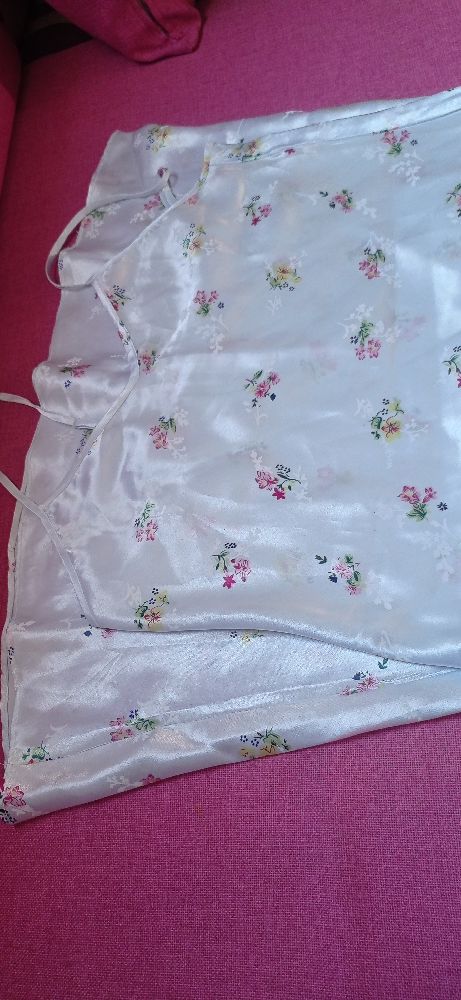 nuisette en satin bleu clair avec un petit motif fleurs roses 