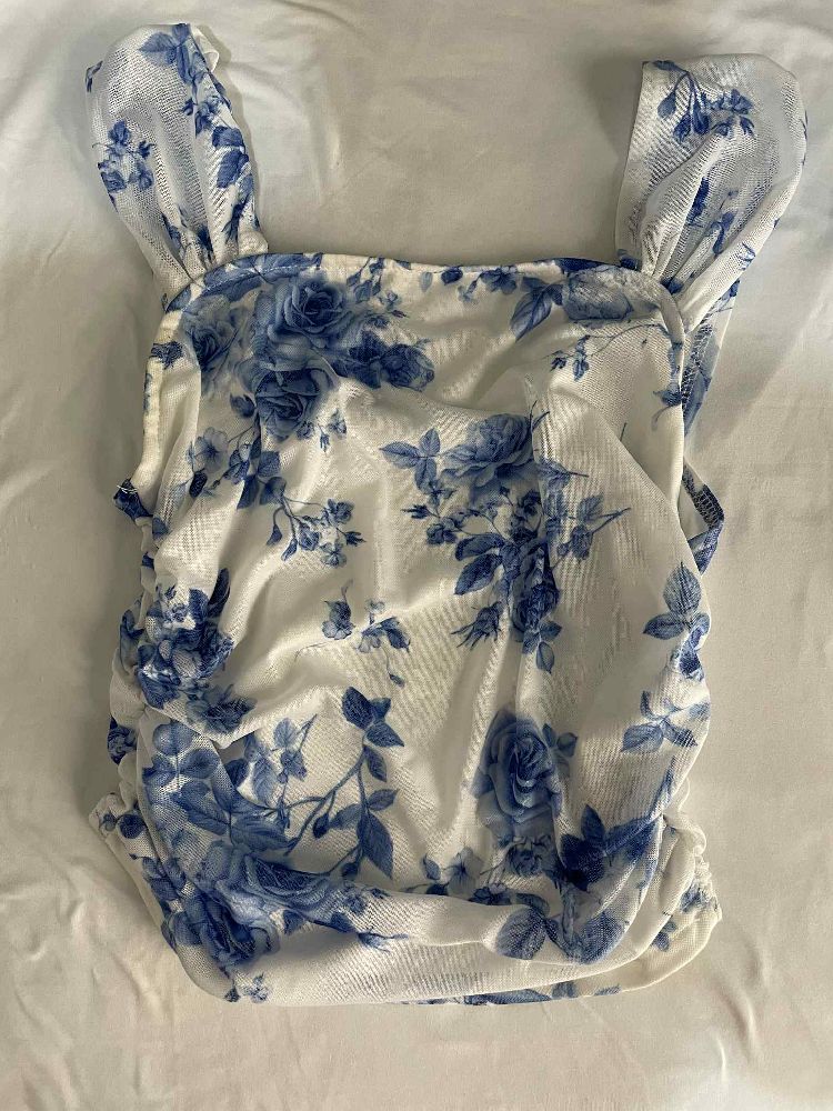 Lots de trois pulls neuf sans étiquette jamais portés blanc bleu et fleuri et si tu veux un seul je vend aussi 