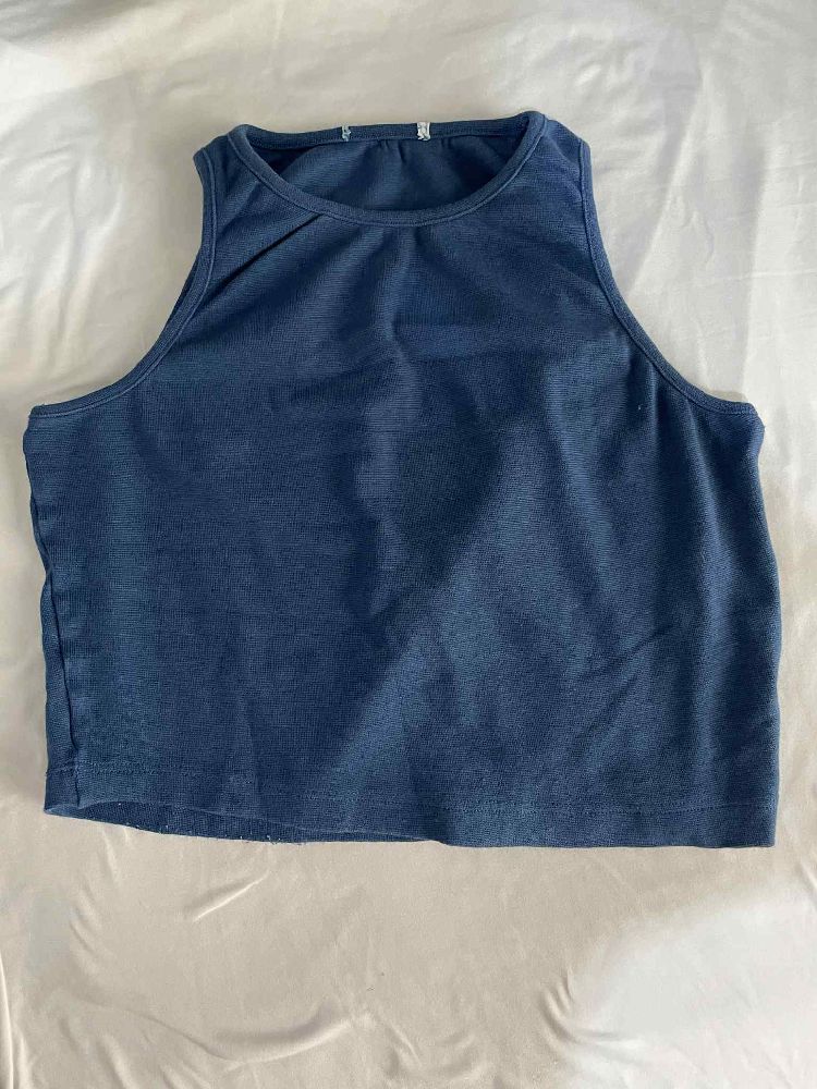Lot de 4 pull decor multiples couleurs bleu noir blanc et gris neuf sans étiquette et je vend par pièce 120 d le lot ou 30d l un 