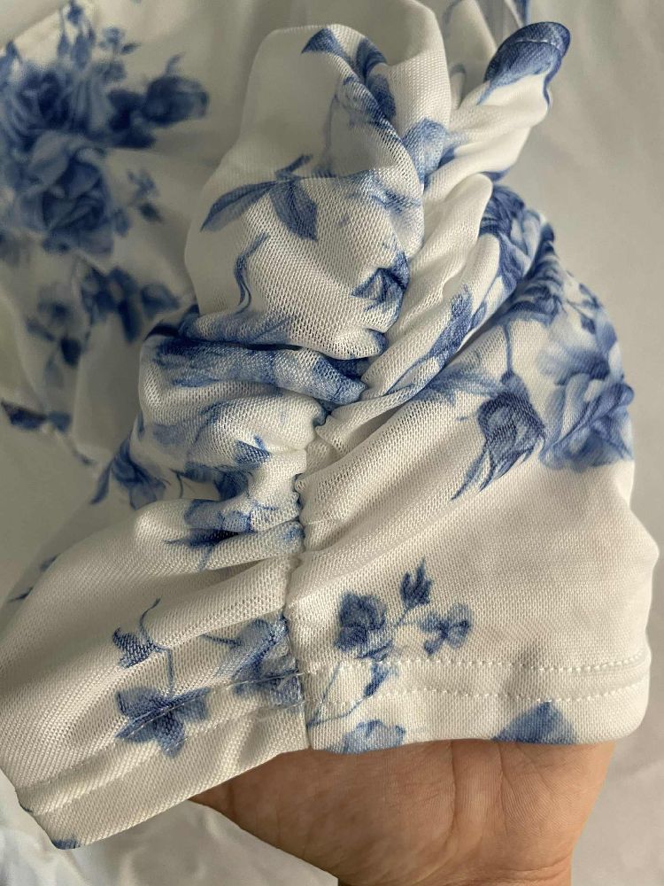 Pull shein fleuri j ai aussi blanc et un autre bleu neuf sans étiquette jamais portée 