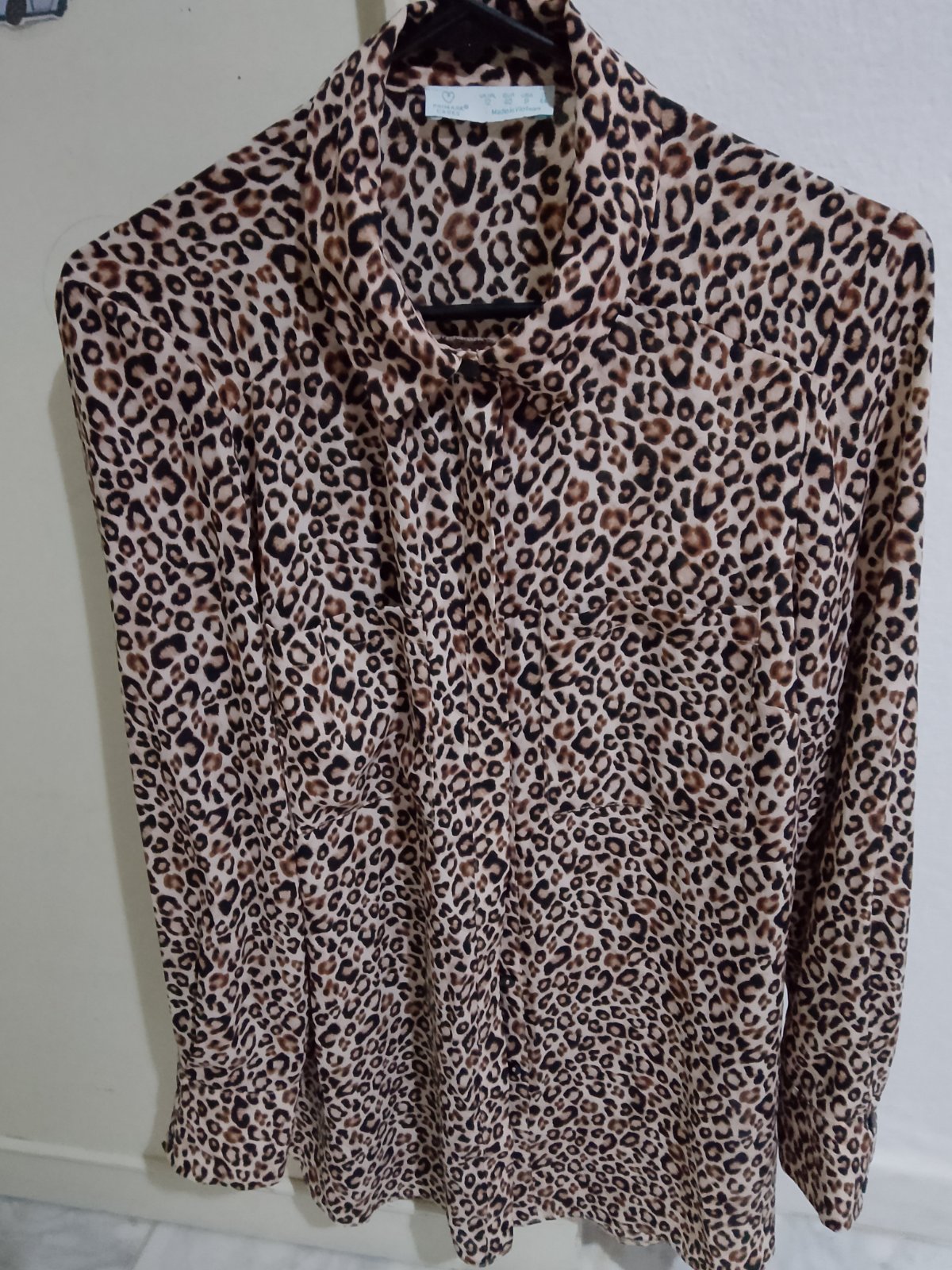 Une chemise femme multicolore 