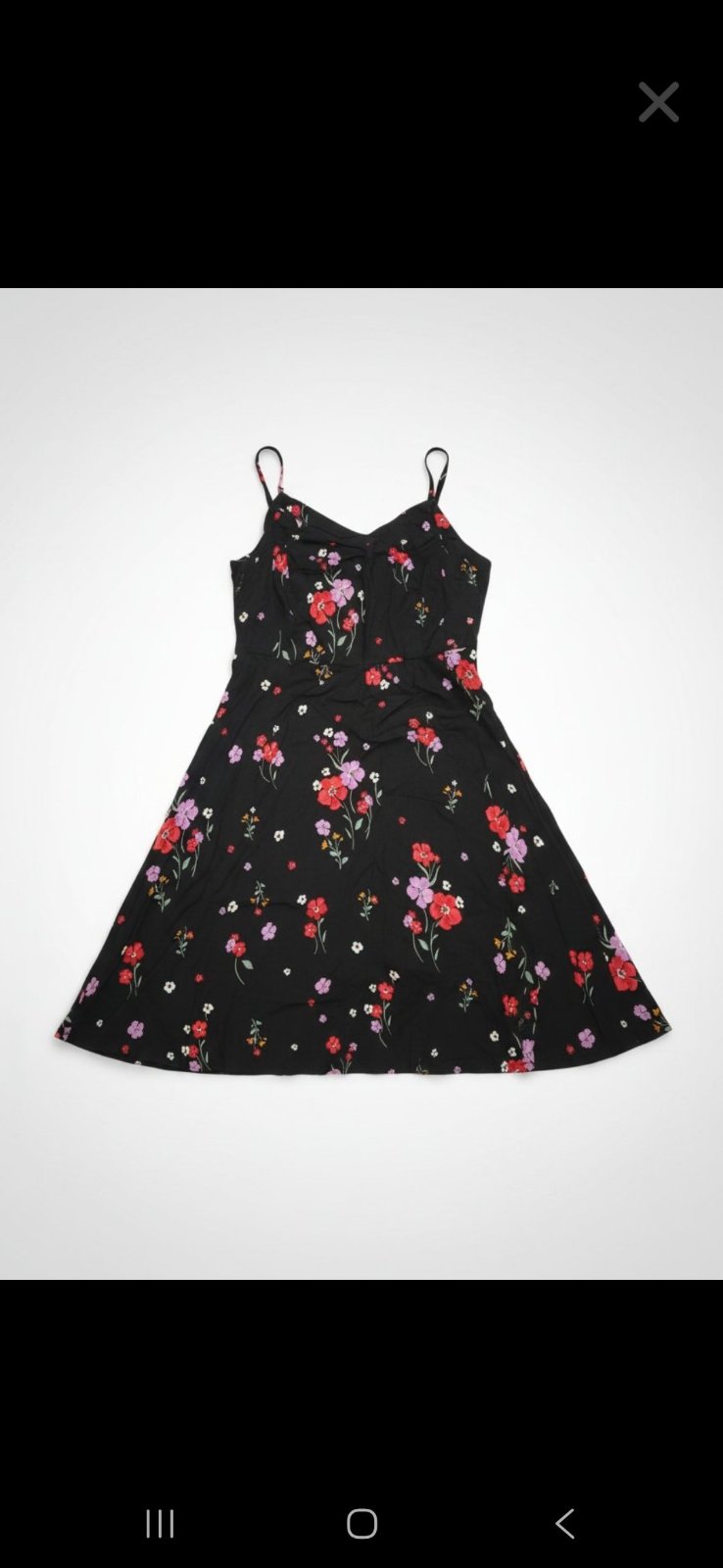 Robe noire avec fleurs 