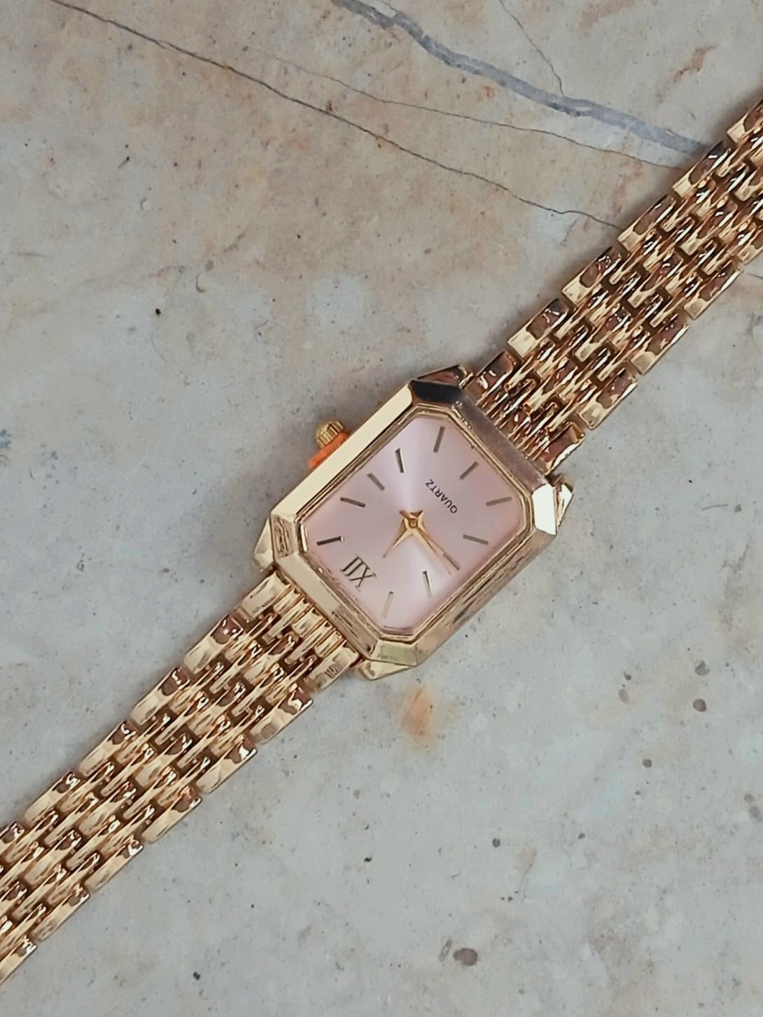 Montre dorée avec cadran rose clair