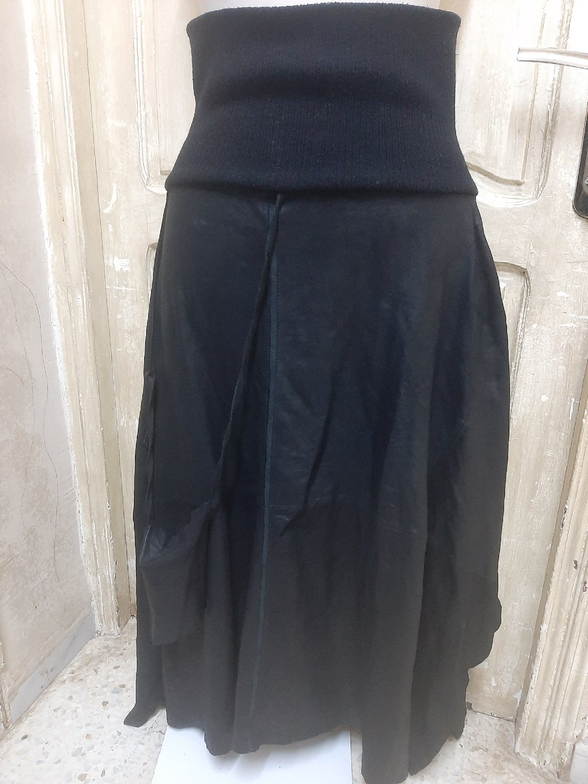 Jupe piece rare 100% cuir de chèvre velours pigmentée ses détails sont coton 