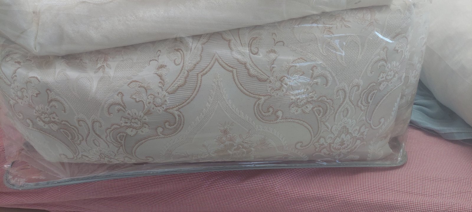Parure de lit sous emballage, caractérisé par un luxueux motif damassé en jacquard aux nuances beige et rose poudré matelassée 