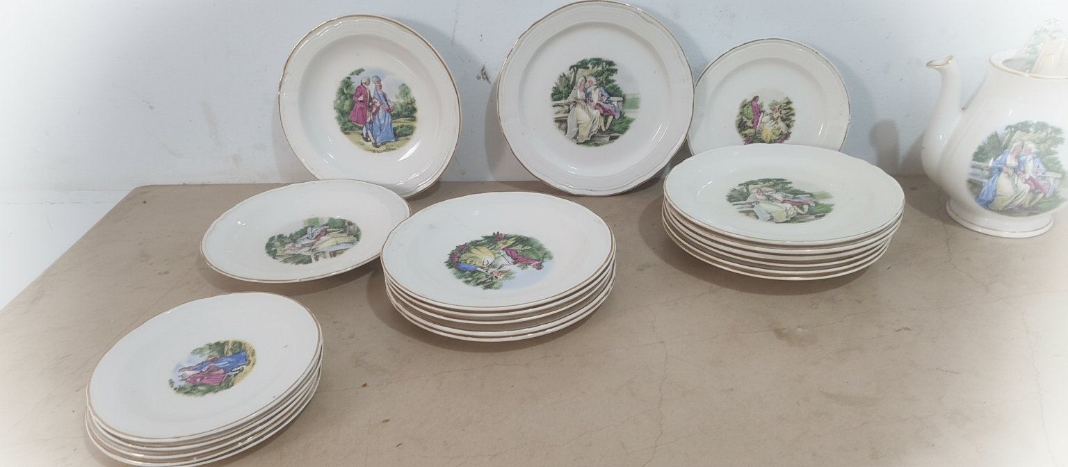 Service à table Roméo et Juliette porcelaine italienne plus de 40 ans 