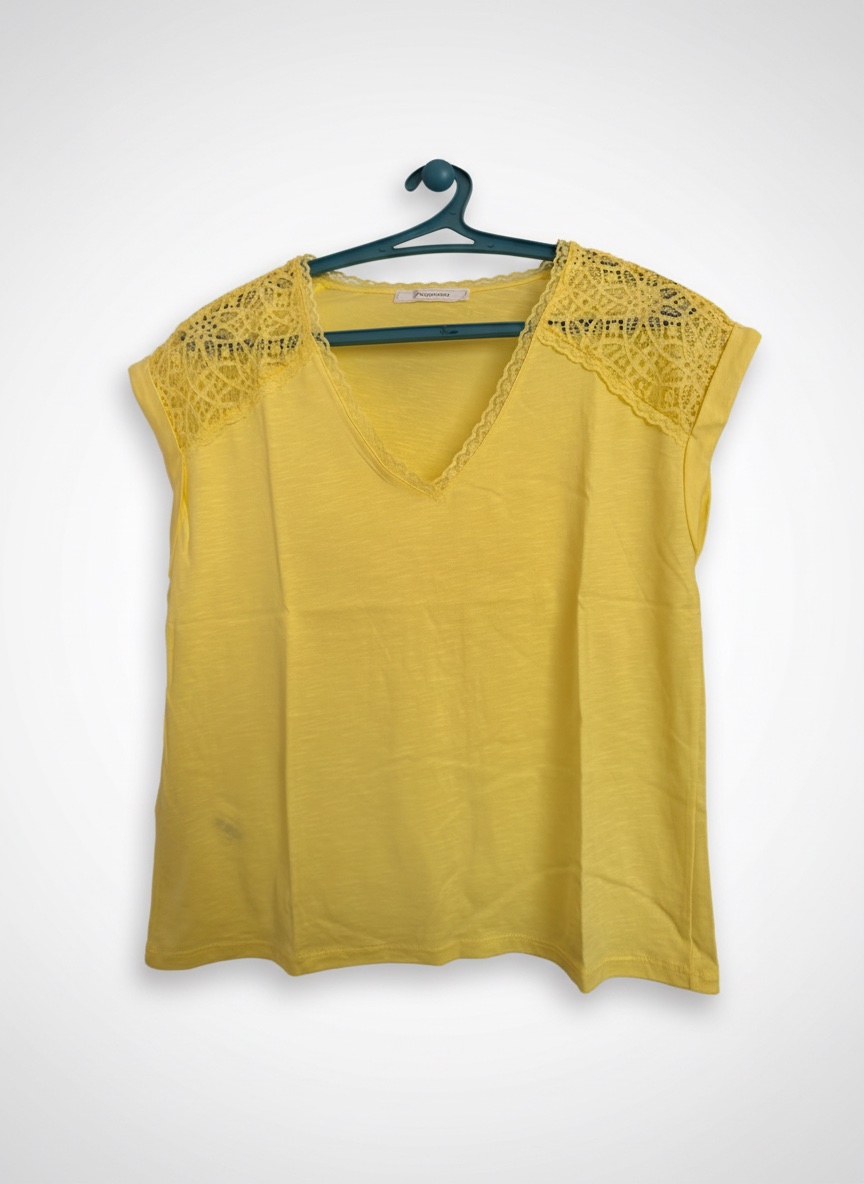 T-shirt jaune col V avec des details en dentelle