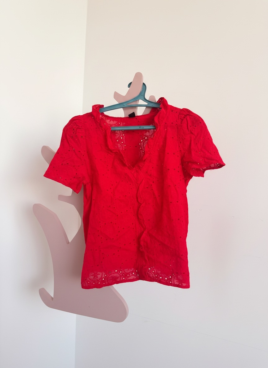 Blouse rouge en broderie anglaise