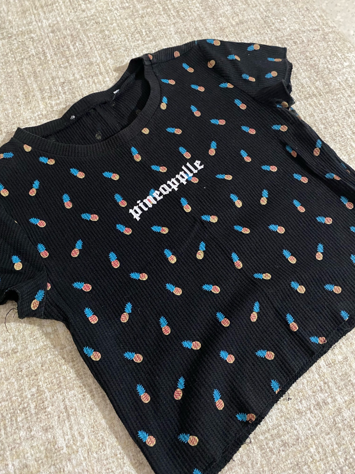 Pull noir avec des petits pineapple🍍