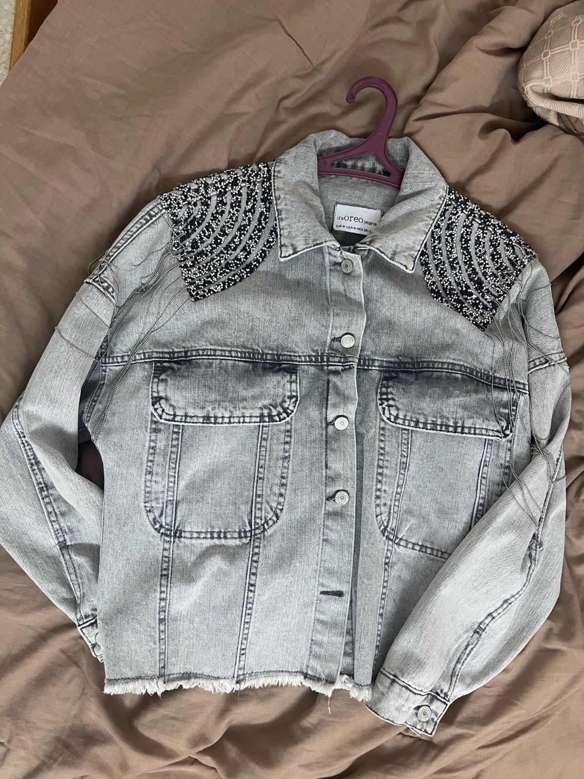 Veste en jean grise avec des strass