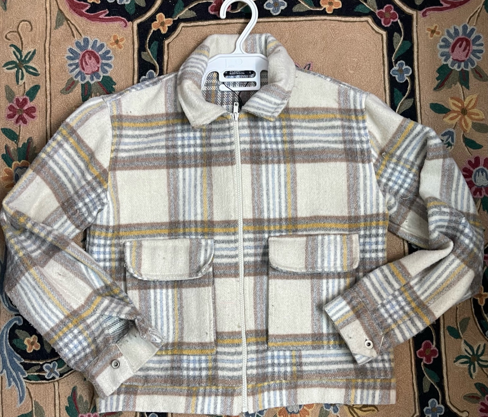  	•	Veste beige avec un joli motif de lignes marron et beige foncé