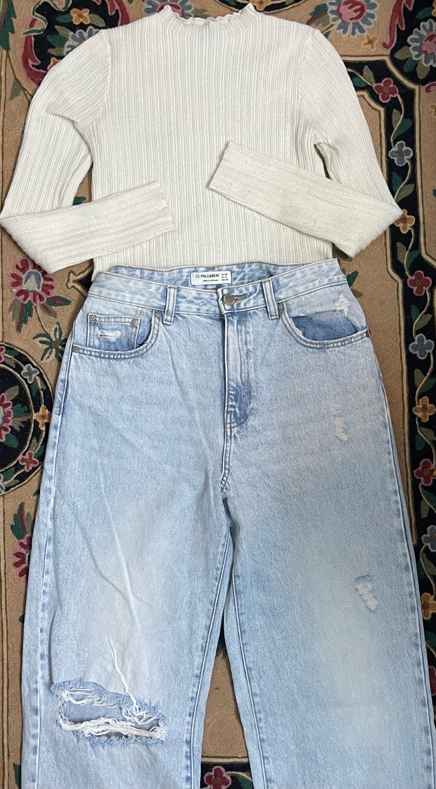 •	Pantalon en jean Bershka assorti à un pull beige.